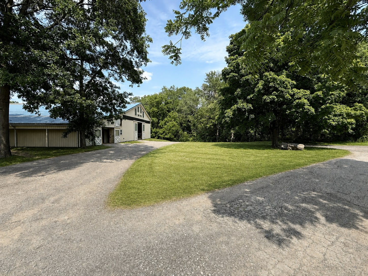 Central farm drive and lawns at River Vu Farms