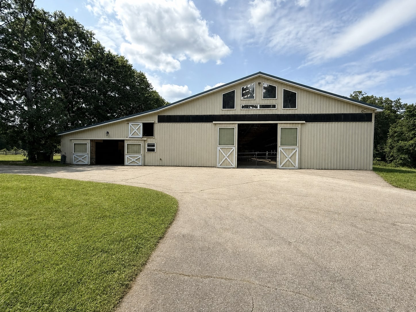 Exterior of the River Vu Farms indoor riding arena
