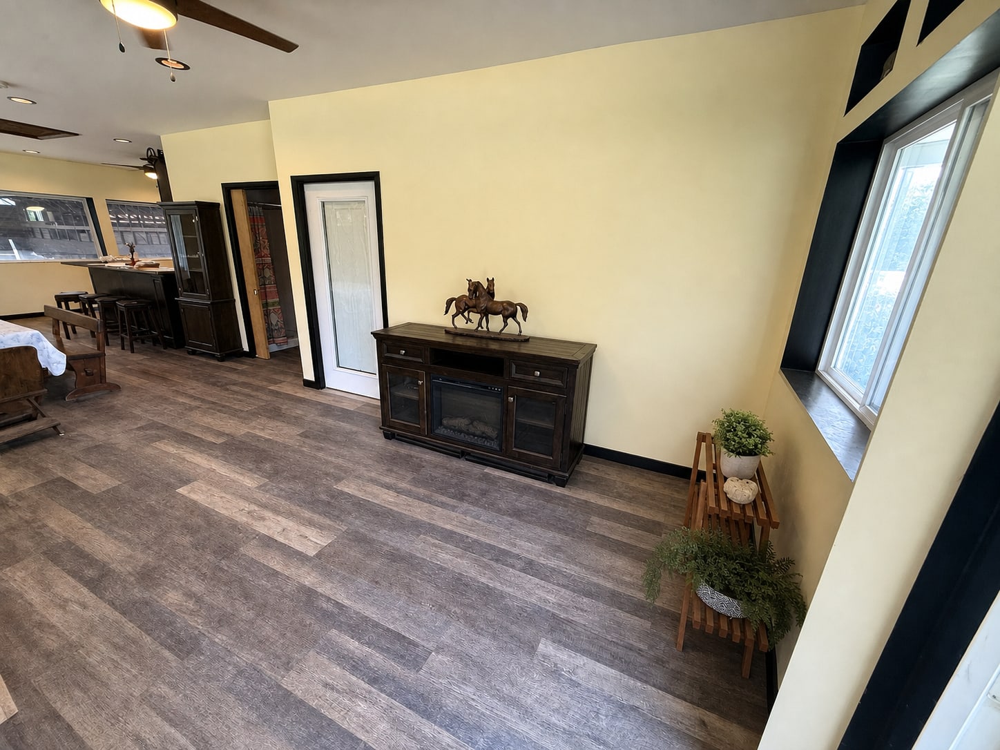 Rider lounge and indoor-arena viewing room at River Vu Farms
