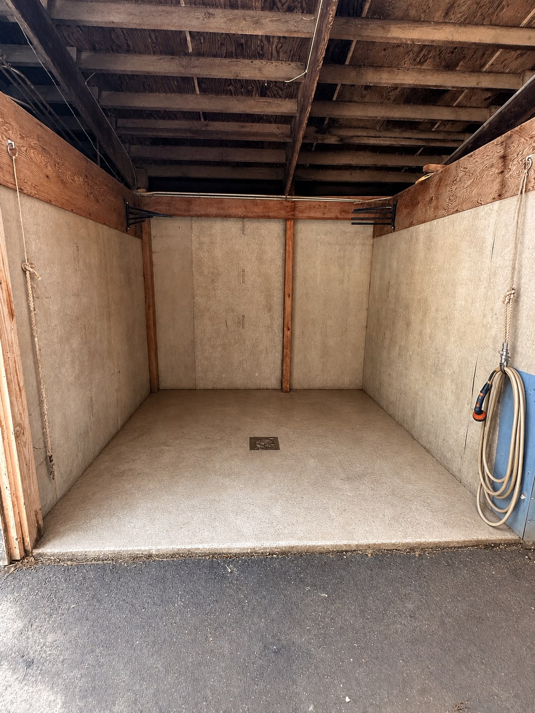 Hot-and-cold horse wash stall at River Vu Farms